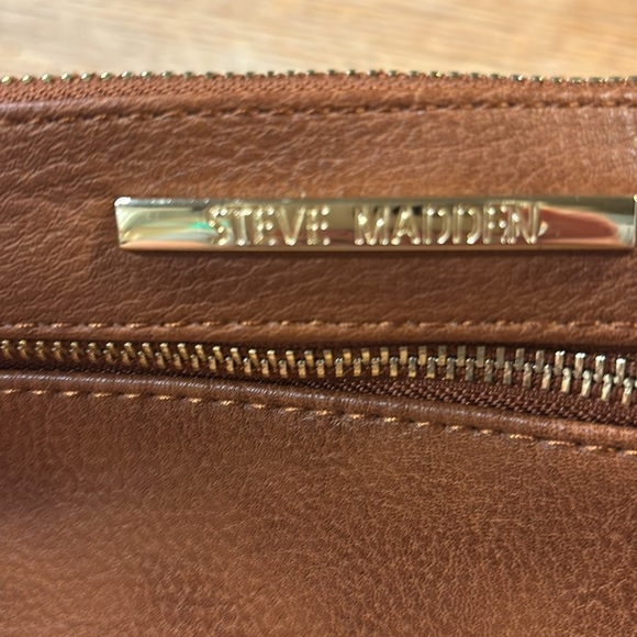 Steve Madden leather look wristlet 8x5.5 - Picture 2 of 8